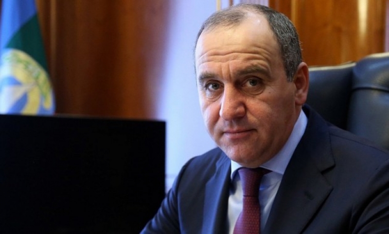 Рашид Темрезов поздравил Ларису Абазалиеву с единогласным переизбранием на должность Уполномоченного по правам ребенка