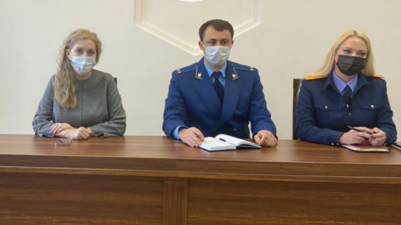 В Аппарате Уполномоченного по правам ребенка в Карачаево-Черкесской Республике прошла неделя правовой помощи -  ряд мероприятий, приуроченных к Всероссийскому дню правовой помощи детям