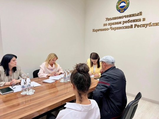 Уполномоченный по правам ребенка в КЧР Мария Алакаева провела совместный прием граждан с заместителем руководителя отделения фонда пенсионного и социального страхования РФ по КЧР Ириной Викторовной Тамбиевой. 